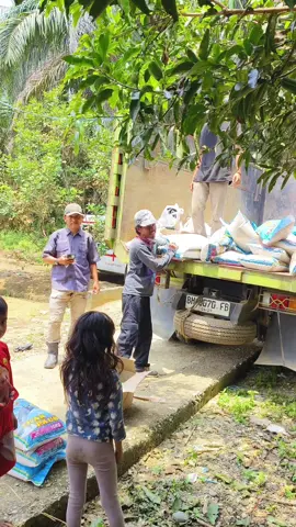 bantuan sembako dan beras untuk Suku Anak dalam