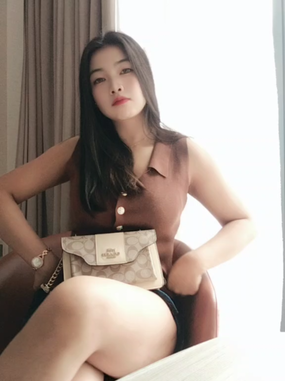 mau tutup hordeng malah dibuka makin silau kan jadinya🫩