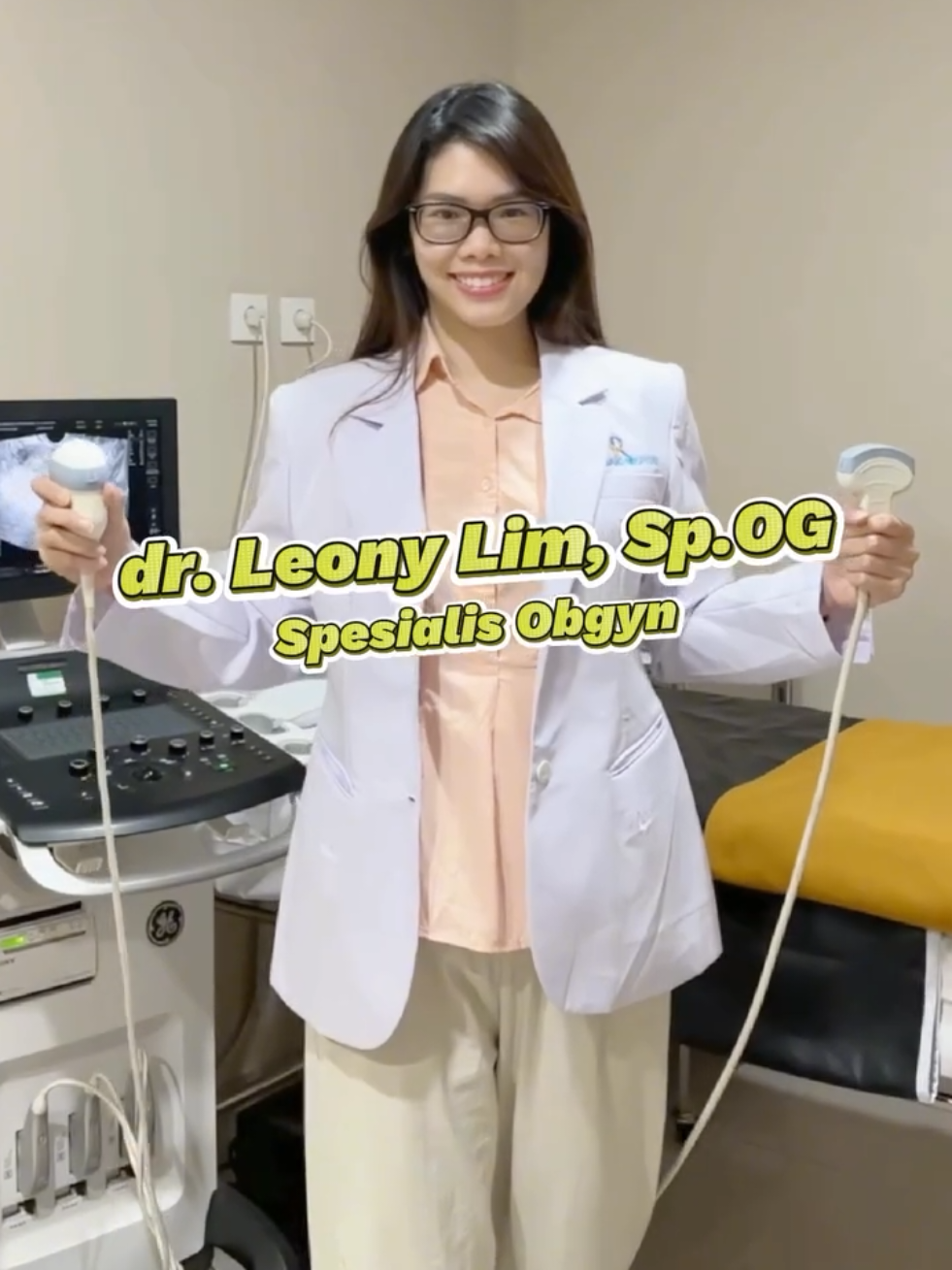 Setiap pasien punya cerita, dan setiap dokter punya peran penting di dalamnya Di Radjak Hospital Cengkareng setiap dokter tidak cuma fokus mengobati, tapi juga mendampingi pasien dengan penuh empati. Kenalan sama beberapa dokter kami: drg. Irma Junita - Dokter Gigi yang siap menjaga kesehatan senyummu. dr. Bernardus Andrew, Sp.A – Spesialis Anak yang selalu ramah dan sabar menghadapi si kecil. dr. Leony Lim, Sp.OG - Spesialis Obgyn yang siap mendampingi perjalanan kesehatanmu. Tentunya, semua dokter di #RadjakHospitalCengkareng profesional di bidangnya dan tulus merawat setiap pasien seperti keluarga sendiri Yuk #SahabatRadjak tulis di kolom komentar siapa dokter favoritmu dan ceritain kenapa beliau spesial buat kamu! #dokterindonesia #doktergigi #dokteranak     Semua @radjakhospital 