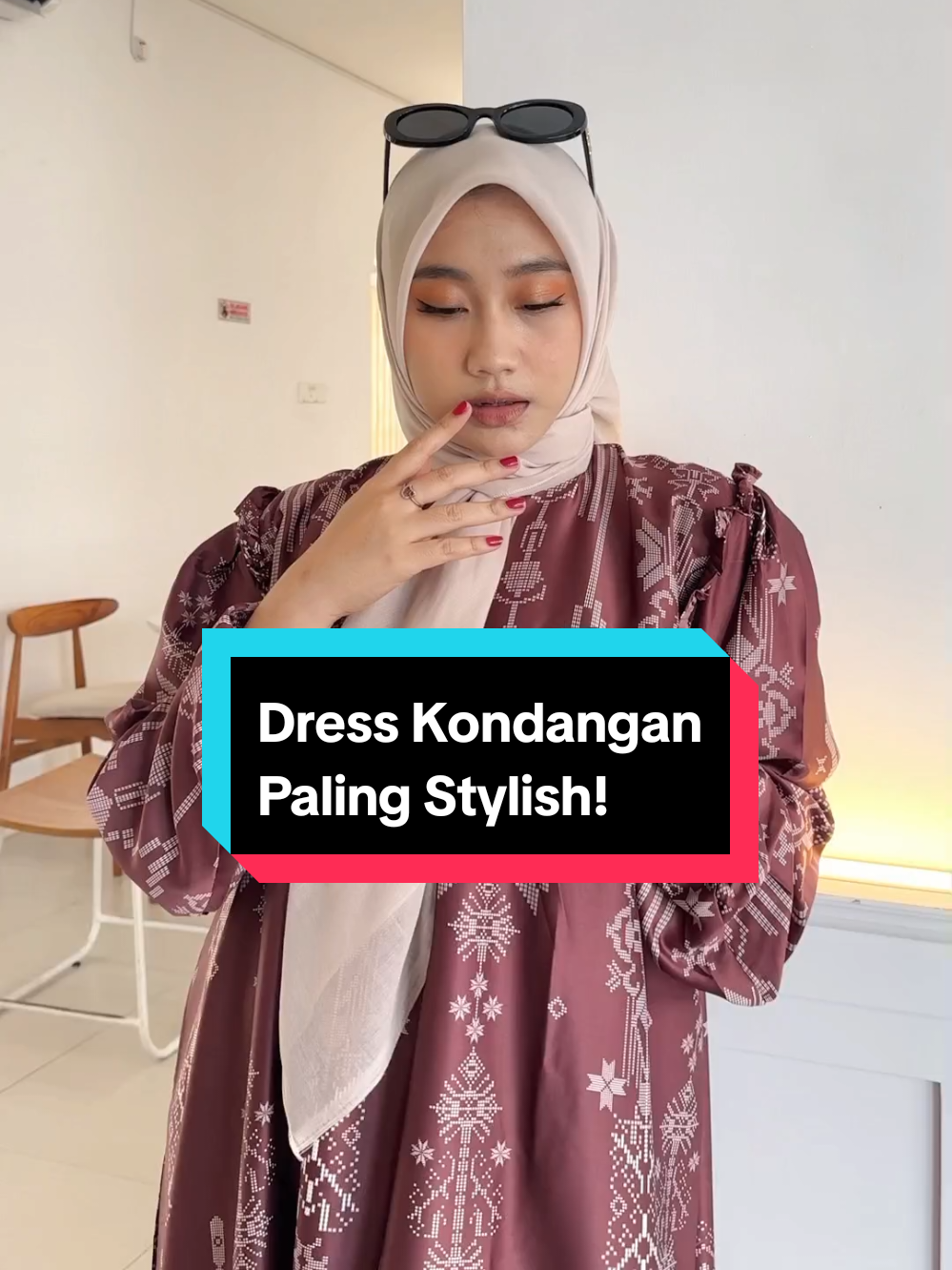 POV: pas lagi gaya maksimal tapi Qris error 🤦‍♀️ Untungnya outfit tetep on point pakai Thalia Series – Maroon Dress dari Shirin Zein Indonesia. Anggun, elegan, dan nyaman buat kondangan maupun acara formal ✨ #OOTD #newarrivals #dresskondangan #shirinzein #thaliaseries 