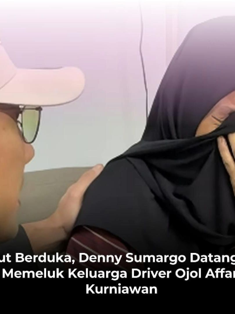 Turut Berduka, Denny Sumargo Datang dan Memeluk Keluarga Driver Ojol Affan Kurniawan Mantan pebasket sekaligus podcaster Denny Sumargo menyambangi rumah duka pengemudi ojek online Affan Kurniawan yang tewas terlindas rantis Brimob saat demo di Pejompongan Jakarta, Kamis 28 Agustus 2025 Denny tampak memeluk keluarga korban sebagai bentuk dukungan moral. #Dennysuamrgo #Affankurniawan #Ojol #Brimob #Taktis #FYP