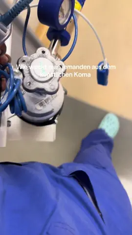 Heute beantworte ich die Frage: Wie weckt man jemanden aus dem künstlichen Koma? Erstmal wichtig: Dieses Koma ist gewollt durch Medikamente. Propofol-“Schlafmittel