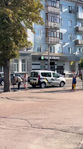 #Житомир // у центрі міста зранку 29 серпня до Дня памʼяті захисників та захисниць провели автоакцію «Служба. Захист. Памʼять», участь в якій взяли поліцейські, нацгвардійці, рятувальники та інші разом зі спеціалізованими транспортними засобами проїхали колоною та зупинилися біля «Алеї слави Героїв» на майдані Корольова. #ДеньПамʼяті #деньпамятізахисників #ВшануванняПамʼяті #автопробіг     