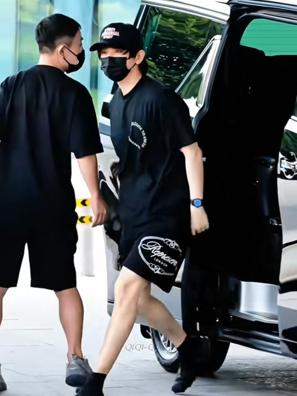 style turun dari mobil check 😘 dengan berbeda beda hairstyle, kacamata item ataupun putih maupun tanpa kacamata dan tidak ketinggalan topi 😍 keren keren semua style mas qiqi 🥰#cute #chengyi #成毅 #ActorChina #ChengYi 