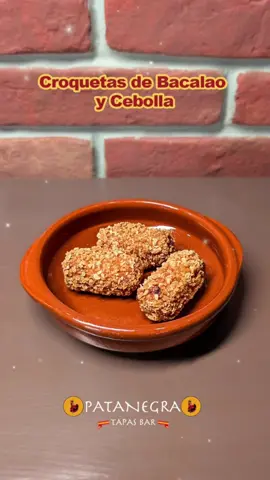 Patanegra Tapas Bar 🇮🇹 ​Le Croquetas de Bacalao y Cebolla sono un delizioso antipasto o tapas spagnolo, molto apprezzato per il suo sapore ricco e la sua consistenza morbida. Queste crocchette, dal cuore cremoso e dall'esterno croccante, combinano il sapore salino e delicato del baccalà dissalato con la dolcezza e il profumo della cipolla soffritta lentamente. 🇪🇦 Las Croquetas de Bacalao y Cebolla son un delicioso aperitivo o tapa española, muy apreciado por su rico sabor y su textura suave. Estas croquetas, de corazón cremoso y exterior crujiente, combinan el sabor salino y delicado del bacalao desalado con la dulzura y el aroma de la cebolla sofrita lentamente. . #tapas #viral #foryou #serate #amici 