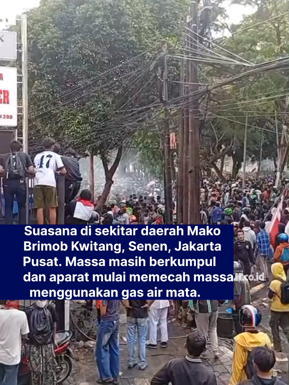 Suasana di sekitar daerah Mako Brimob Kwitang, Senen, Jakarta Pusat. Massa masih berkumpul dan aparat mulai memecah massa menggunakan gas air mata. #makobrimob #gasairmata #polisi #brimob #demo 