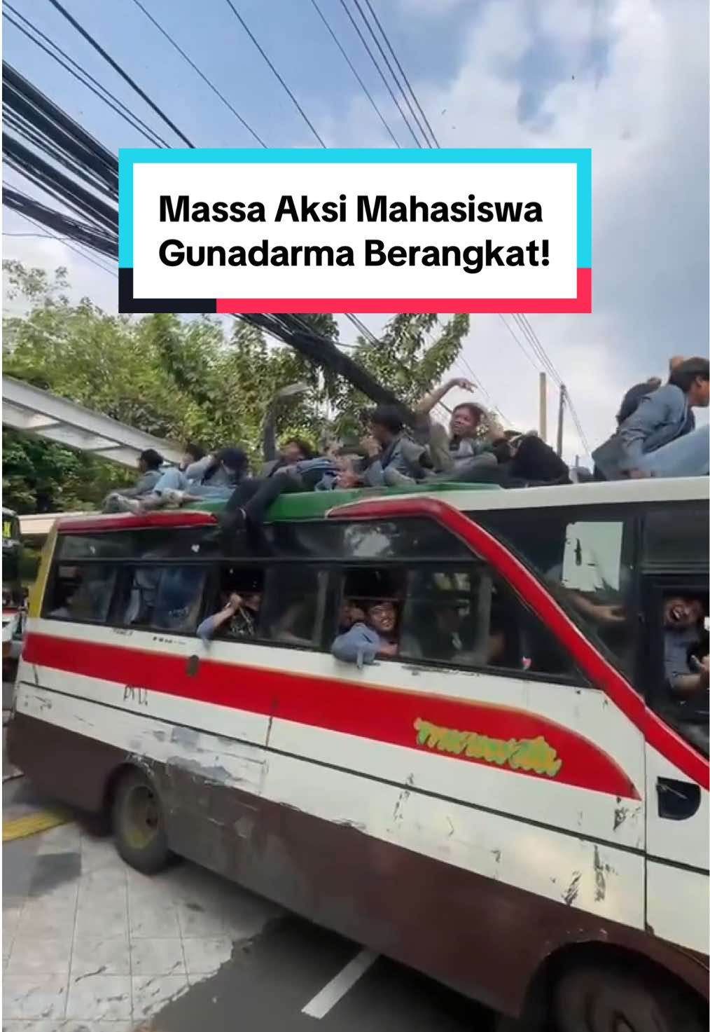 Siang ini, massa aksi dari Universitas Gunadarma telah berangkat menuju titik aksi! Video from IG gundarberaksi