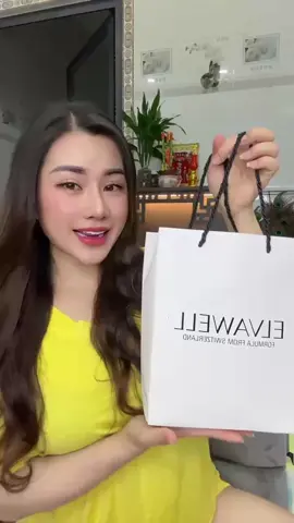 CỨ DÙNG LÀ MÊ! GỘI LÀ MƯỢT NHÉ CÁC CE ƠI! Dòng chuyên nghiệp cho salon siêu mượt các chị nhá! Mỗi lần gội là như bê nguyên salon về nhà ý Dầu gội tím Elvawell siêu phục hồi tóc hư tổn nha ✔️Gội đặc dã man, mà kiểu bọt đặc, mềm mịn, rất sạch.  ✔️Gội xong thấy da đầu rất dễ chịu, kiểu sạch sâu.  Mà thì tơi, mềm như bún >>> thích mê!  ➡️Nói chung điểm 10 cho Elvawell nhé 🥰🥰 ĐANG CÓ RẤT NHIỀU DEAL KHUYẾN MÃI SIÊU HỜI CHO GỘI NÀY ĐÂY! IB E NGAY#elvawel #daugoiphuchoi 