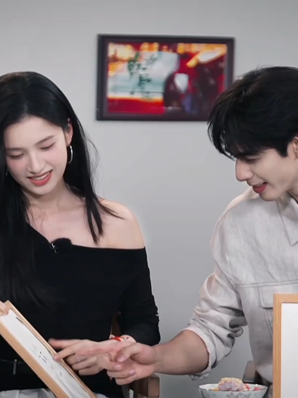 Nghi: em vẽ thêm lông mày để trông giống anh hơn. #chohoangvaxuong #truongtinhnghi #zhangjingyi #mieutinh #tonguylong #songweilong #trandi #tonguylong_truongtinhnghi #trandi_mieutinh #hauynghi #wilddogbones #loveforyou #野狗骨头 #viral #foryou 