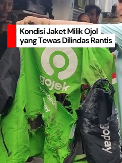 Pengemudi ojek online, Affan Kurniawan, tewas dilindas rantis Brimob saat aksi unjuk rasa di dekat area Gedung DPR pada Kamis (27/8). Teman-teman Affan, tunjukan barang-barang terakhir yang digunakan almarhum pada saat insiden tersebut terjadi. Mulai dari jaket ojol yang terkoyak parah hingga sepatu dan helm. Creator: Adhi Nauval Ilmi