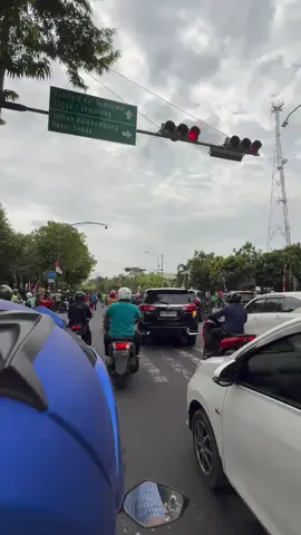 Garda (Gabungan Driver Solo Raya) Melakukan aksi solidaritas di Markas Brimob Surakarta, menuntut pertanggung jawaban atas terbunuhnya driver gojek di Jakarta.. #ojolviral#demo#solo#fyp 