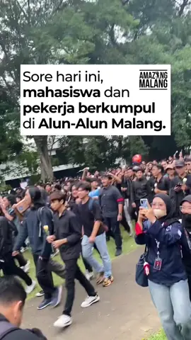 Sore hari ini (29/08/2025) para mahasiswa dan pekerja Malang berkumpul dalam rangka gelar aksi solidaritas. Agenda ini didedikasikan untuk korban ojol alm. Affan Kurniawan atas tragedi rantis yang menimpanya Kamis (28/08/25). [📸: @mata.malang]  #amazingmalang #infomalang #demomalang 