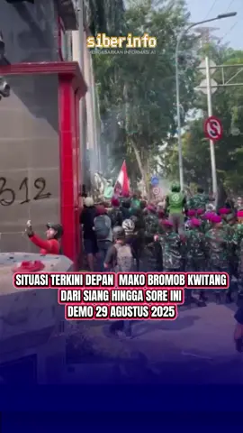 Situasi terkini di depan Mako BRIMOB Kwitang Jakarta, dari siang hinga sore ini, 29/8/2025   #demo #makobrimob #kwitang #ojol #demorusuh #affankurniawan #prabowo #dpr #viral #fyp 
