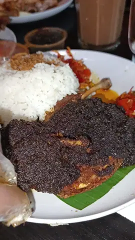 Yang di perdebatkan bumbu hitamnya.. Bebek nya lembut gak bau... #bebekcarok #bebekcaroktretanmuslim #bumbubebekhitam #tretanmuslim #ciledug 