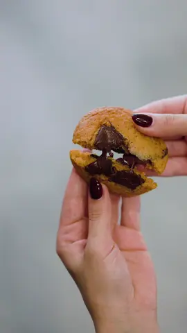 Small but mighty. 🍪✨ Our mini cookies are baked fresh, gooey in the center, and packed with chunks of rich chocolate! Order via link in bio! #benscookies #benscookiesuae #cookies #freshlybaked #chunkycookies 
