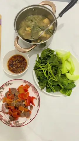 Nấu ăn cũng là cách giải toả căng thẳng. Nhưng khônggg. Toy nấu xong trầm cảm thêm vì đống chén bát chưa rửa đó 🙄 #hiennee99 