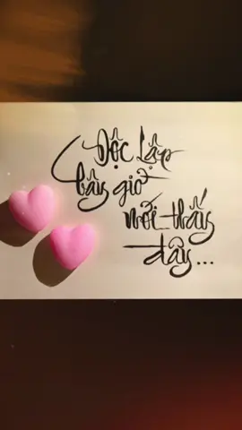Hôm nay sáng mồng hai tháng chín Thủ đô hoa, vàng nắng Ba Đình Muôn triệu tim chờ... chim cũng nín Bỗng vang lên tiếng hát ân tình HỒ CHÍ MINH! HỒ CHÍ MINH! Người đứng trên đài, lặng phút giây Trông đàn con đó, vẫy hai tay Cao cao vầng trán... Ngời đôi mắt Độc lập bây giờ mới thấy đây! (Thơ Tố Hữu) #thuphapviet #quockhanh #doclaptudohanhphuc #vietnam #indipendenceday 