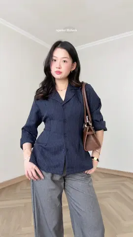 elegant, rapih, cakeup bet nii kemeja 💋🩶 #stripedshirt #kemejasalur #kemejagaris #kemejakerja #outfitngantor 