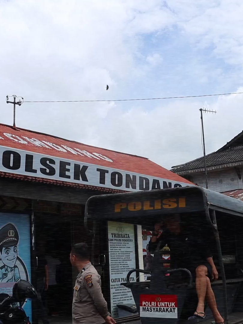 Tondano – Polsek Tondano bersama Perum Bulog Kanwil Sulutgo menggelar Gerakan Pangan Murah (GPM) Polri untuk Masyarakat, Kamis (28/8/2025). 📦 Sebanyak 2.000 kg beras SPHP (400 sak @5kg) dijual dengan harga Rp58.000/sak dan habis terjual kepada 200 warga dalam waktu singkat. Kegiatan ini dipimpin langsung oleh Kapolsek Tondano IPTU Dedy P. Kolonio, S.Psi., M.M. bersama personel Polsek Tondano dan didampingi perwakilan Bulog Kanwil Sulutgo. 👉 GPM Polri–Bulog ini menjadi langkah nyata dalam membantu masyarakat serta menjaga stabilitas harga beras di wilayah Minahasa.