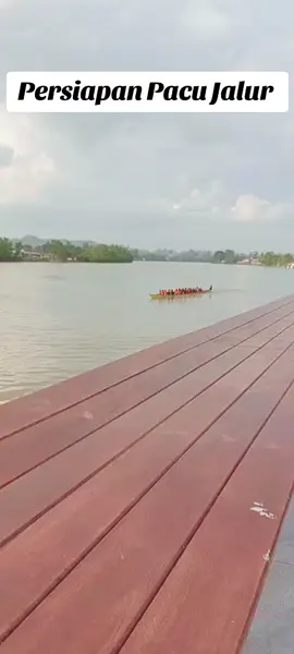 hampir tiap kecamatan melakukan persiapan/latihan pacu jalur lomba perahu dalam rangka memeriahkan hari jadi Kab.berau dan kota tanjung redeb kalimantan timur. tunggu tanggal mainnya ya. #pacujalur #cultural #berau #fyppppppppppppppppppppppp 