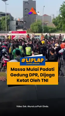 Hingga kini, para mahasiswa terus berdatangan dari berbagai arah, Jalan Gatot Subroto arah Slipi Jakarta Barat, mulai padat dan terjadi kemacetan. Demo kali ini berbeda dengan sebelumnya, di mana para TNI ditugaskan untuk menjaga paling depan aksi demo. Sedangkan para anggota kepolisian berjaga di dalam gerbang gedung. Penjagaan oleh TNI ini dinilai merupakan bagian dari upaya menghindari kericuhan usai insiden meninggalnya Affan Kurniawan (21), pengemudi ojek online (ojol) yang tewas setelah terlindas kendaraan taktis (rantis) Brimob saat unjuk rasa di Jakarta, Kamis (29/8/2025). Para pendemo kemudian memberikan orasi tuntutan kepada para anggota DPR, untuk mendengar aspirasi masyarakat yang dituangkan dalam aksi demo beberapa hari belakang. 🎥: Dok. Akurat.co/Putri Dinda. #liputanlapangan #dpr #tni #polisi #akuratco