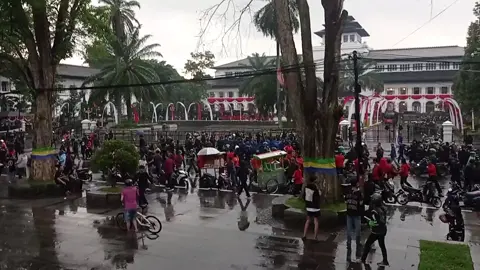 Bandung, MI - Aksi unjuk rasa ribuan massa yang mayoritas pelajar, mahasiswa, dan pengemudi ojek online (ojol) di Gedung DPRD Jawa Barat semakin memanas usai terjadi bentrokan dengan aparat kepolisian yang melakukan pengamanan, Jumat (29/8/2025). Berdasarkan pantauan Monitorindonesia.com pada pukul 16.00 WIB, massa sempat berhamburan lantaran dipukul mundur oleh aparat kepolisian. Selain itu, suara dentuman yang diduga berasal dari senjata gas air mata terdengar dari kejauhan. Hingga berita ini ditulis, aksi unjuk rasa di depan Gedung DPRD Jabar masih berlangsung, bahkan massa terus berdatangan. #unjukrasa #dprdjabar #ojol #beritabandung #bandung 