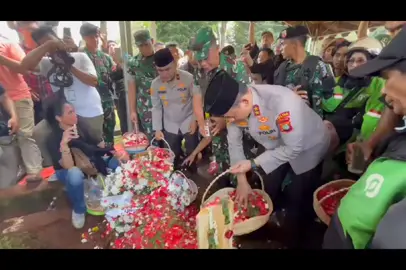Hadiri Pemakaman Affan Kurniawan di TPU Karet Bivak, Kapolda Metro Sampaikan Permohonan Maaf Jakarta - Kapolda Metro Irjen Asep Edi Suheri menghadiri pemakaman Affan Kurniawan, pengemudi ojek online (ojol) yang tewas tertabrak Rantis Brimob.  Jenazah Affan dimakamkan di TPU Karet Bivak, Jakarta Pusat Jumat (29/8/2025), Irjen Asep ditemani oleh sejumlah pejabat utama Polda Metro. Dia tampak mengenakan seragam dan peci hitam. Jenazah Affan tiba di TPU Karet Bivak pukul 10.13 WIB. Jenazah akan dimakamkan di Blok AA1, Blad 1070, petak 0930. Prosesi pemakaman dihadiri oleh banyak warga. Mereka melantunkan tahlil dan mendoakan almarhum Affan. Jenazah Affan sebelumnya dibawa oleh ambulans dari rumah duka di Menteng, Jakarta Pusat. Kawan-kawan ojol turut mengawal proses keberangkatan jenazah ke tempat pemakaman. Affan meninggal setelah tertabrak rantis Brimob yang tengah melintas dalam pengamanan demo di Jakarta pada Kamis (28/8) malam. Kapolda Metro Irjen Asep telah menemui pihak keluarga korban dan menyampaikan permohonan maaf. 