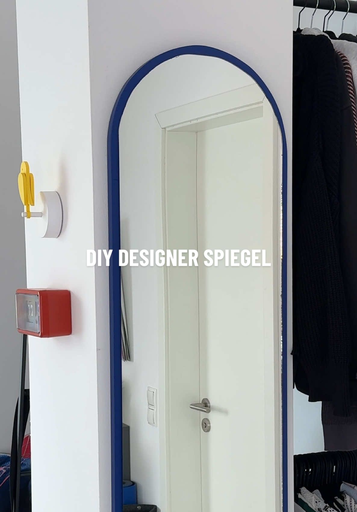 Wie geil ist bitte dieser Spiegel geworden?😍 Mein alter IKEA Spiegel war mir schon lange zu langweilig – also hab ich mich an ein DIY-Projekt gewagt und ihn kurzerhand in einen 700€ Designer-Spiegel verwandelt✨ Inspiriert vom Friedrich 21 Spiegel von @OUT OBJEKTE UNSERER TAGE hab ich mich zum ersten Mal ans Glasschneiden gewagt und war mega nervös, aber mit Schablone, Glasschneider und etwas (viel) Schleifarbeit hat’s tatsächlich ganz gut funktioniert. Im Baumarkt hab ich mir dann noch eine Multiplexplatte zusägen und den Lack in meiner Lieblingsfarbe „Ultramarinblau“ anmischen lassen. Jetzt hängt der Spiegel endlich in meinem Schlafzimmer und bringt wieder richtig Farbe in die Wohnung💙 Was meint ihr, wie gefällt euch das Ergebnis?👇🏼 #DIY #interior #interiorinspo #interiordesign #homeinspo  