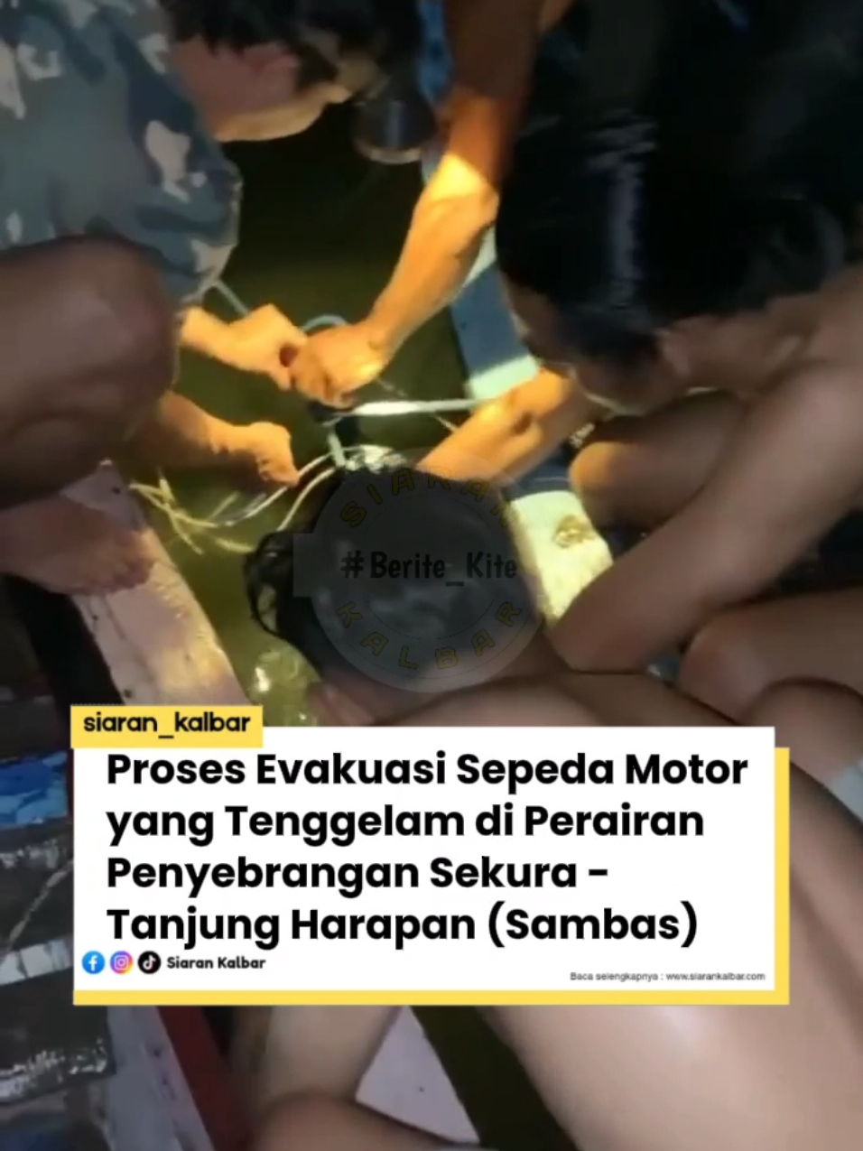 Proses evakuasi sepeda motor yang tenggelam di perairan Penyebrangan Sekura - Tanjung Harapan, Kecamatan Teluk Keramat, Kabupaten Sambas, Kalimantan Barat, Kamis 28 Agustus 2025 malam. Berdasarkan informasi, sebelumnya pada sor hari ada insiden yang tak terduga terjadi. Ada sebuah perahu motor tiba-tiba oleng karena ketidakseimbangan perahu. Alhasil barang-barang penumpang berjatuhan ke sungai, hingga ada motor yang ikut tenggelam. Semua langsung panik. Anak-anak sampai nangis ketakutan. Namun demikian dipastikan tidak ada yang menjadi korban. FB: Febry Fitriadi