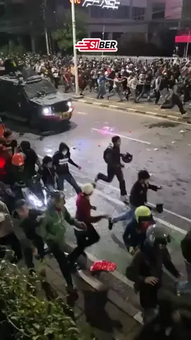 Demonstrasi berujung duka. Affan Kurniawan, pengemudi ojek online, menjadi korban dalam insiden tragis. Pertanyaan besar muncul: Sejauh mana batas keamanan dan kemanusiaan saat mengamankan aksi? Semoga kejadian ini menjadi yang terakhir. #DukaAffan #Kemanusiaan #DPR #Jakarta #TNI   
