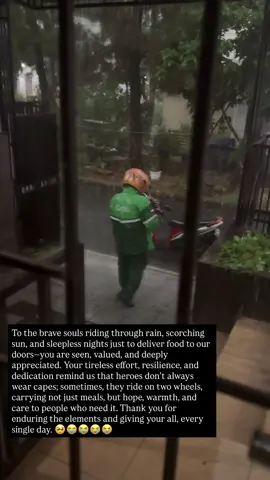 Waktu pesan makan ga ujan, 10 menit kemudian ujan jadi deras banget , udah bilang ke masnya ga apa-apa ga usah buru2 neduh aja sampai ujang reda. Tapi emang hatinya pahlawan tetap aja dianterin 🥹🥲😭🥺 #ojolviral  #grab #gojek 