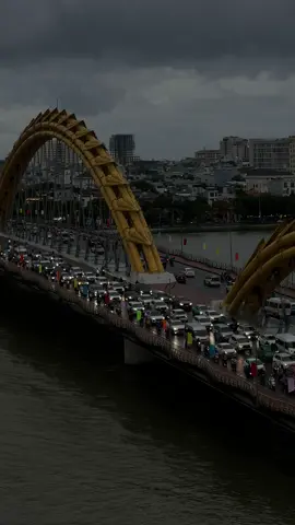 Hay là.. anh đi theo em đến nơi..