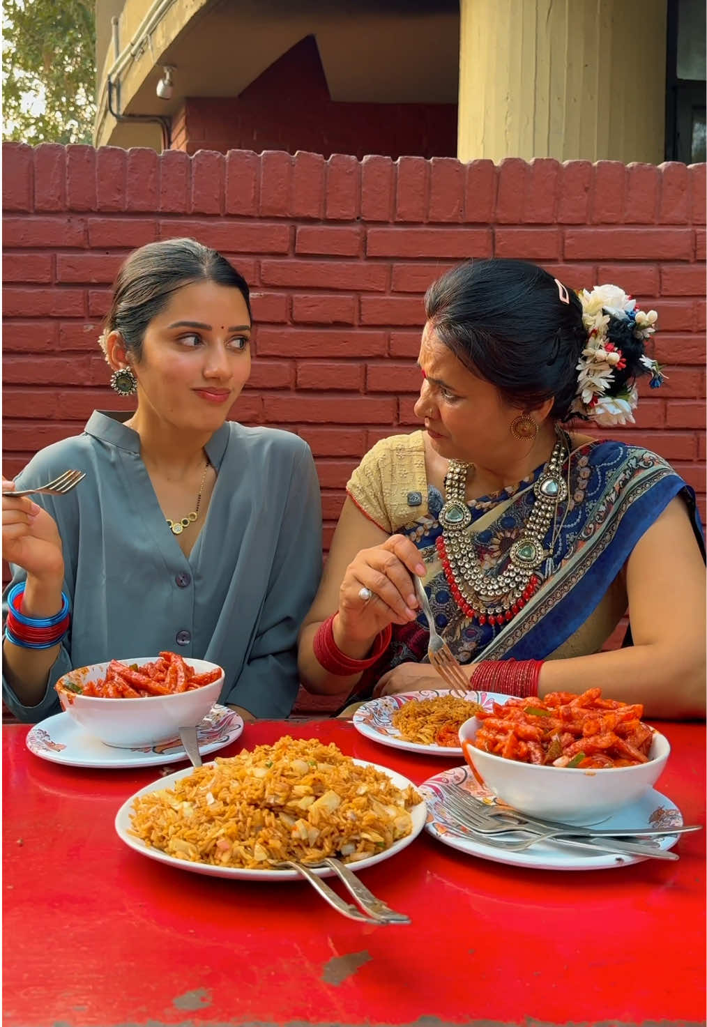 Hum Gaye salman khan ke restaurant😍😂#neetubisht #lakhneet #nanadbhabhi #saasbahu #comedy 