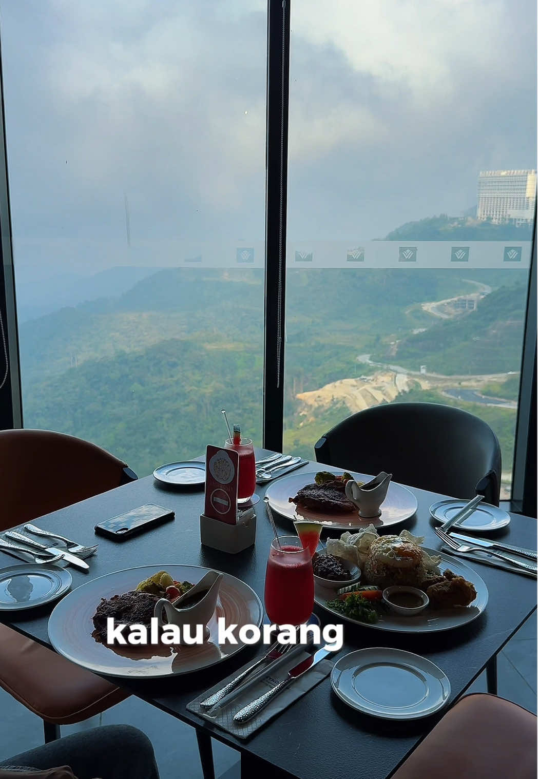 Hotel paling tinggi di Malaysia. Signata Genting Highland.layan kabus, hot pool & view banjaran Titiwangsa yang memang superb! ♨️🏔️ #Signatahotel #gentinghighland 
