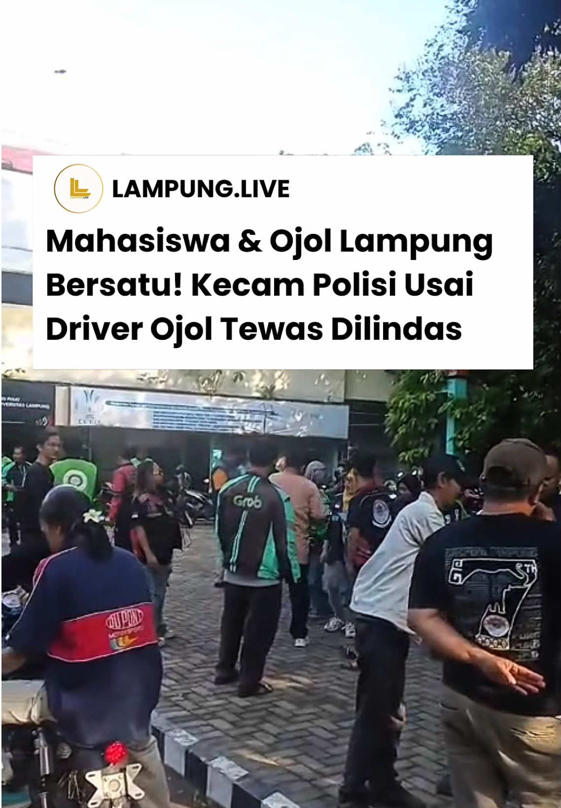 📢 Mahasiswa & Ojol Bersatu! Puluhan mahasiswa Universitas Lampung bersama komunitas driver ojol Gaspool Lampung menggelar konsolidasi akbar di Kampus Unila, Bandar Lampung pada Kamis (29/8). Mereka mengecam keras tindakan aparat usai seorang driver ojol kelahiran Lampung, Affan Kurniawan, tewas dilindas kendaraan taktis Brimob di Jakarta. Miftahul Huda, Ketua Umum Gaspool, menegaskan ini baru langkah awal menuju aksi besar. Malam ini, aksi damai akan digelar di Tugu Adipura, Bandar Lampung pukul 19.00 WIB. Solidaritas mahasiswa dan ojol semakin menguat—semoga suara mereka yang mewakili rakyat akan benar-benar didengar. #LampungLive #LampungBerduka #MahasiswaBersatu #OjekOnlineBersatu #KeadilanUntukAffan