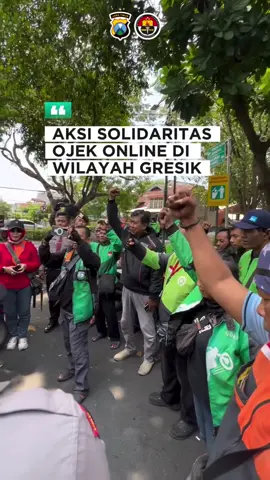 Tim Raimas Kalamunyeng Polres Gresik bersama-sama Komunitas Driver Ojek Online Gresik menggelar Shalat Ghaib dan Doa Bersama untuk mendoakan Almarhum Affan Kurniawan (Driver Ojek Online). Kebersamaan tidak hanya di jalan tetapi juga di hati. @divisihumaspolri #polriuntukmasyarakat #polripresisi #humaspolri #humaspoldajatim #poldajatim       