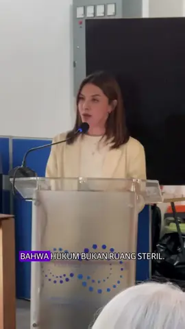 Tindakan represif dan brutalisme aparat kepolisian selama aksi demonstrasi pada 25 hingga 28 Agustus 2025 merupakan bentuk penghalang-halangan terhadap ruang berpendapat masyarakat di muka umum. Padahal, aksi demonstrasi yang dilakukan oleh berbagai elemen masyarakat tersebut merupakan reaksi atas kesewenang-wenangan penguasa dan kebijakan yang tidak mencerminkan keadilan bagi rakyat. Untuk kesekian kalinya, polisi menerapkan penggunaan kekuatan yang berlebih dan tidak proporsional dalam menangani massa aksi di berbagai daerah, antara lain berupa penggunaan gas air mata hingga penyemprotan meriam air yang diarahkan kepada para massa aksi. Tak hanya itu, pasukan khusus hingga kendaraan taktis Polri juga diturunkan untuk membubarkan massa aksi. #fyp #hukum #najwashihab #matanajwa #indonesia🇮🇩 