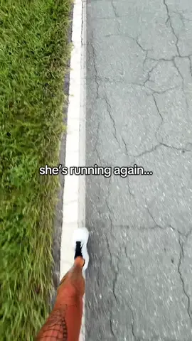 she’s controlling what she can. she’s dumping her thoughts into every step she takes. she’s leaving it all on the road. she’s running again 🫶🏼 #Running #clearmyhead #runnergirl #runnersofitiktok 