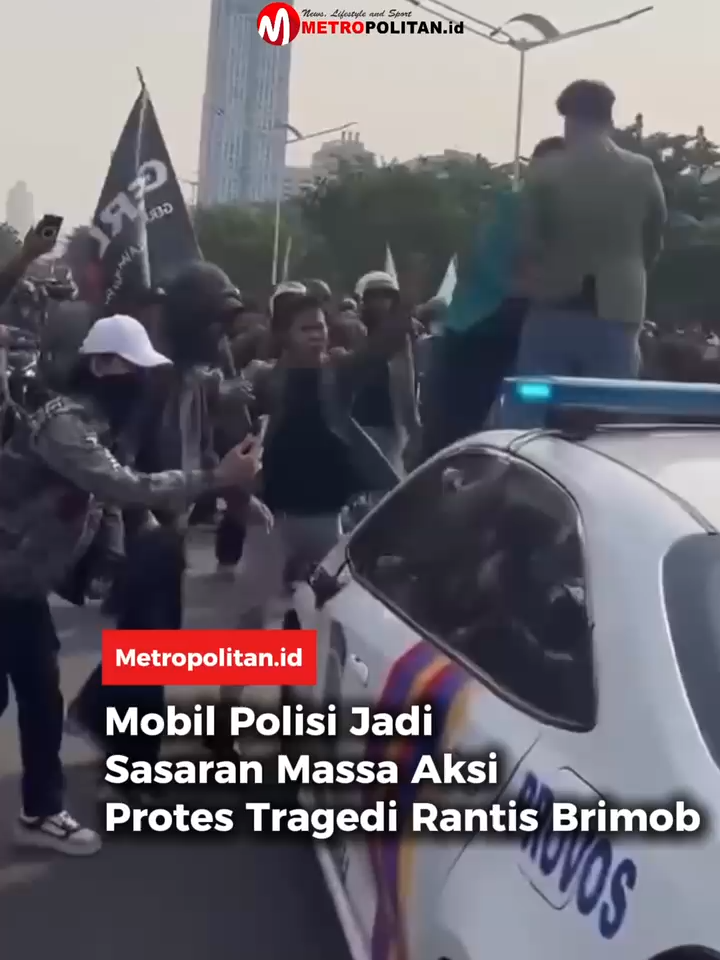 Aksi unjuk rasa di Polda Metro Jaya pada Jumat (29/8) berujung ricuh.  Sejumlah kendaraan dinas kepolisian mengalami kerusakan setelah dilempari dan dipukul massa.  Dalam video yang beredar, kerusakan dialami mobil Provos, kendaraan Ditsamapta, serta sebuah bus milik kepolisian. #metropolitanid #viral #ojol #brimob #affankurniawan #polisi