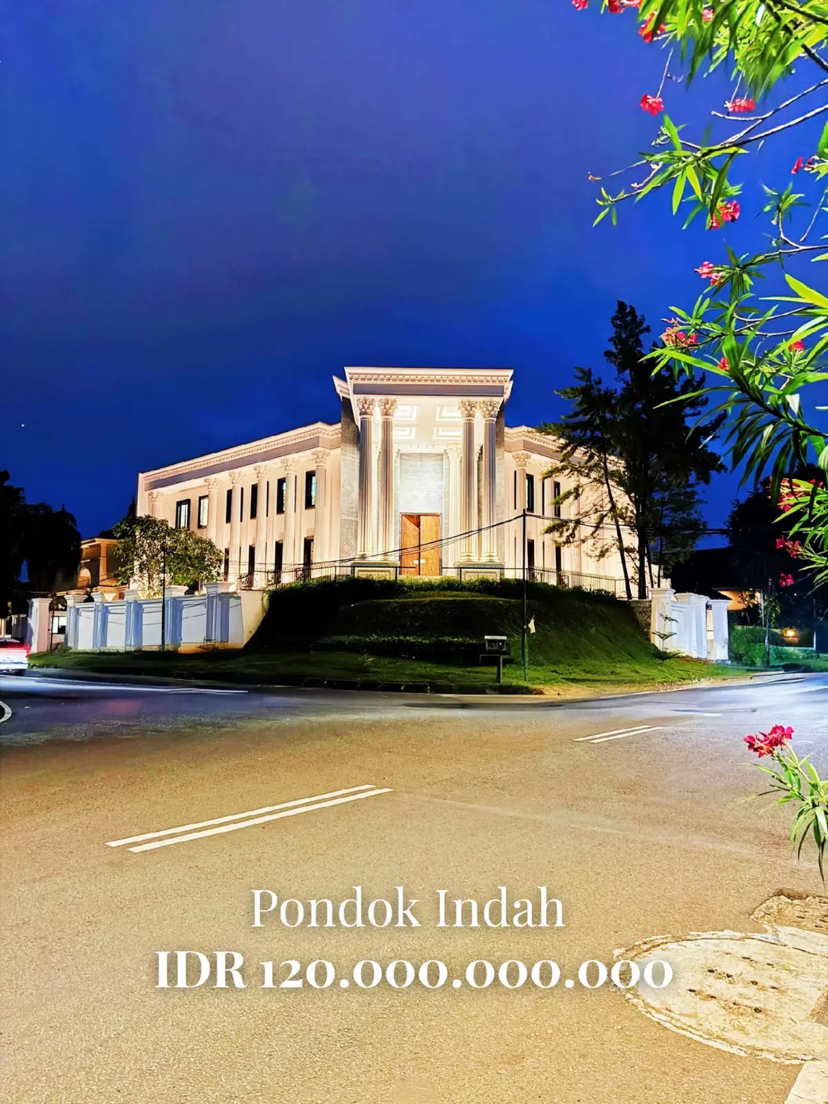 Di antara naungan pepohonan rindang dan di jantung kawasan paling prestisius Jakarta, ada sebuah cerita yang menanti untuk dilanjutkan. Ini bukan sekadar kisah tentang rumah, melainkan tentang sebuah mahligai yang dirajut dari mimpi, sebuah hunian yang tidak akan Anda temukan duplikatnya di mana pun. Bayangkan Anda pulang menyusuri jalanan lebar Pondok Indah. Dari kejauhan, di posisi hook yang superior, sebuah fasad American Classic yang megah menyambut Anda. Ini bukan hanya gerbang, ini adalah penanda bahwa Anda telah tiba di dunia Anda sendiri. Saat Anda melangkah masuk, hiruk pikuk Jakarta seakan sirna, digantikan oleh keheningan dan kemewahan yang menenangkan. Di sinilah panggung kehidupan terbaik Anda terbentang. Pagi hari mungkin dimulai dengan sesi olahraga di gym pribadi Anda, diikuti dengan relaksasi di ruang sauna. Siang hari, tawa anak-anak akan menggema di tepi kolam renang yang berkilauan, sementara Anda menjamu kolega di ruang tamu yang lapang. Saat senja tiba, lift pribadi akan membawa Anda dengan nyaman ke lantai atas untuk beristirahat. Dan akhir pekan? Mungkin dihabiskan dengan nonton film blockbuster di ruang karaoke pribadi yang kedap suara, atau sekadar menikmati secangkir teh sambil memandang taman dari balkon kamar Anda. Dengan garasi yang mampu menampung 6 mobil kesayangan dan carport untuk 4 mobil tamu, setiap pertemuan keluarga atau acara sosial akan selalu terasa istimewa. Rumah ini adalah satu-satunya. Sebuah anomali yang indah. Sementara rumah lain dibangun untuk menampung, yang satu ini dibangun untuk menginspirasi. la adalah kanvas kosong yang siap dilukis dengan cerita, tawa, dan kenangan generasi keluarga Anda. Kanvas Cerita Anda: Lokasi: Posisi hook istimewa di Pondok Indah, Jakarta Selatan Luas Tanah: 1.025 m² Luas Bangunan: 2.100 m² (3 Lantai kemegahan) Ruang Istirahat: 4+3 Kamar Tidur Ruang Privasi: 5+2 Kamar Mandi Panggung Kenangan: Kolam Renang, Lift, Ruang Karaoke, Gym & Sauna Galeri Koleksi: Garasi 6 mobil & Carport 4 mobil Legalitas: Sertifikat Hak Milik (SHM) Ini bukan tentang membeli properti. Ini tentang mengklaim sebuah legacy. Harga Penawaran: Rp 120 Miliar (Nego) Kisah rumah ini menanti babak barunya. Mungkin, babak itu adalah milik Anda. Hubungi kami untuk sebuah kunjungan pribadi dan mulailah menulis cerita Anda di satu-satunya mahakarya Pondok Indah ini. #staycationakhirpekan 