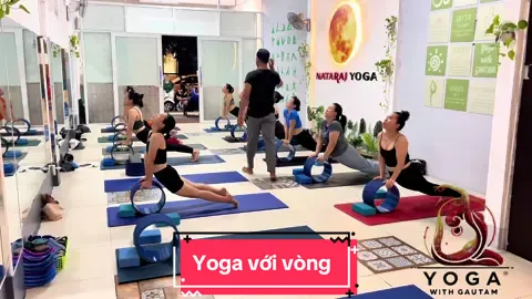 Wheel yoga for beginners ( yoga với vòng) #yogaontiktok #yogawithgautam #daotaohlvyoga #yogawithprops #yogaposeforflexibilty 