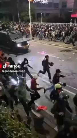 Saat ini saya minta Kapolda untuk segera mencari keberadaan korban danJakarta -  Kapolri Jenderal Listyo Sigit Prabowo menyampaikan permintaan maaf atas kendaraan taktis (rantis) Brimob menabrak ojol. Sigit menegaskan pihaknya telah memerintahkan jajarannya untuk segera mengambil langkah penanganan. 