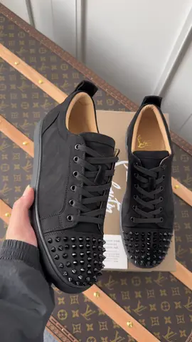 🖤🥷🏿#fouryou #fashiontiktok #luxurylife #manfashion #sneakerhead 