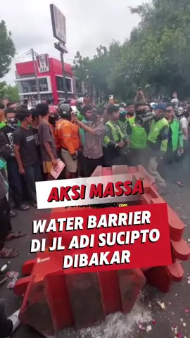 SOLO, PeristiwaSolo.com – Aksi damai yang dilakukan ratusan pengemudi ojek online (ojol) di Markas Brimob Batalyon C Pelopor, Solo, berubah menjadi ricuh pada Jumat (29/8/2025) sore. Massa membakar water barrier di tengah jalan dan merusak pagar Markas Brimob sebagai bentuk protes atas kematian rekan mereka, Affan Kurniawan, yang dilindas kendaraan taktis polisi. Aksi ini bermula pada siang hari ketika ratusan ojol berkumpul di Plaza Stadion Manahan dan berjalan kaki ke Markas Brimob di Jalan Adi Sucipto, Manahan. Setibanya di lokasi, mereka disambut secara langsung oleh pihak kepolisian. Sebagai bentuk solidaritas, massa ojol dan polisi sempat melaksanakan shalat gaib bersama untuk mendoakan almarhum Affan Kurniawan. Selengkapnya hanya di portal berita dan informasi PERISTIWASOLO.COM  #solo #informasi #peristiwasolo #fyp #brimob 