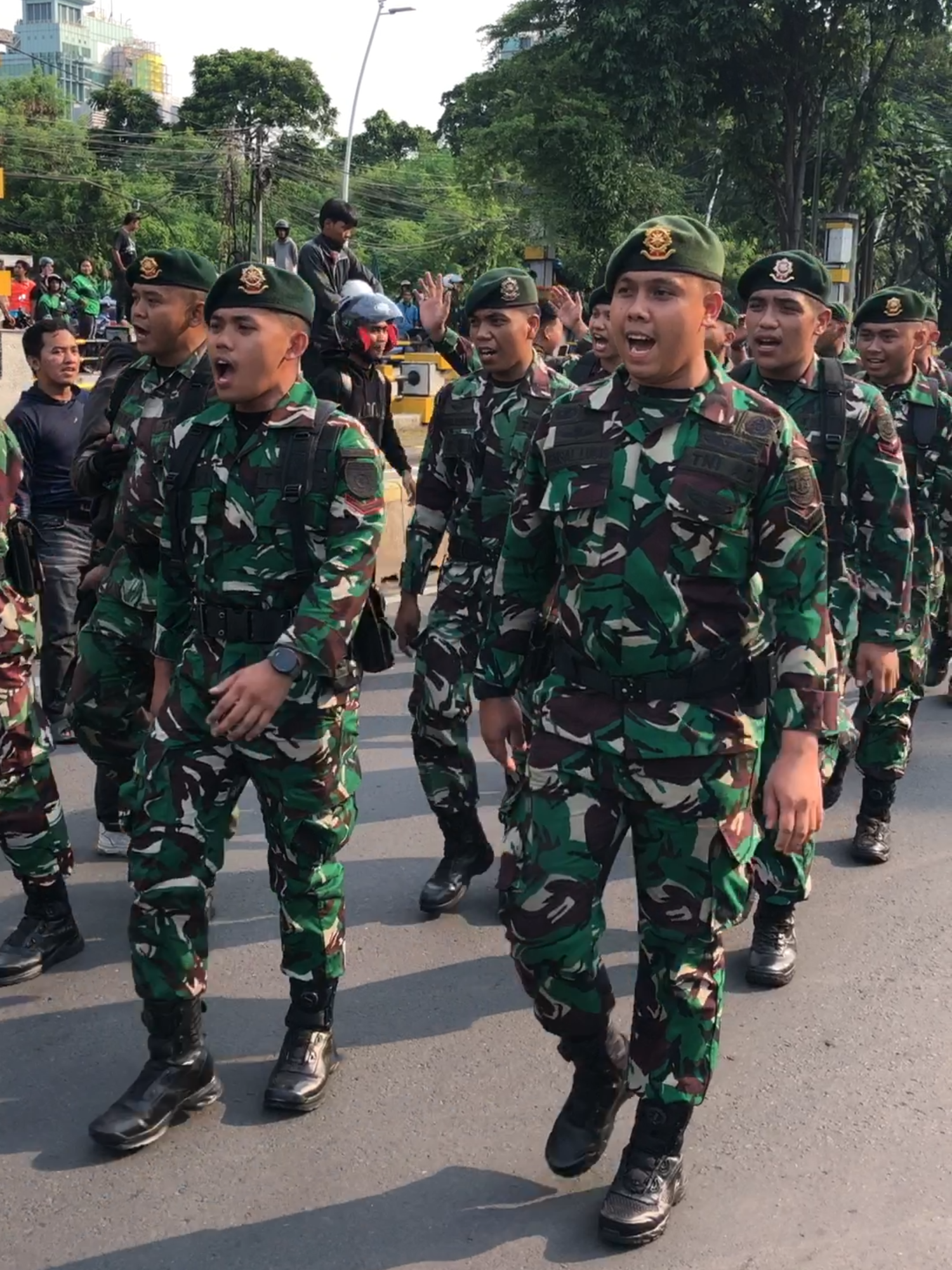 Momen Pasukan Kostrad Bergerak Menuju Kwitang Sambil Nyanyikan Yel-Yel, Disambut Hangat oleh Massa Aksi Demo Ojol Untuk membantu mengawal dan mengamankan jalannya aksi demo di Markas Satuan Brimob Polda Metro Jaya, Kwitang, Jakarta Pusat, pada Jumat, 29 Agustus 2025, TNI mengerahkan sejumlah personel. Termasuk pasukan dari Kostrad. Mereka bergerak ke arah lokasi aksi demo sambil menyanyikan yel-yel. Kedatangan pasukan TNI tersebut mendapat sambutan hangat dari masyarakat dan massa aksi demo ojol. Aksi demo yang berlangsung sejak Kamis, 28 Agustus 2025, itu dilaksanakan untuk menuntut keadilan bagi driver ojol bernama #Affan Kurniawan yang meninggal dunia dalam insiden tragis di Pejompongan, Jakarta Pusat.  #demo #ojol #brimob #tni #tniad #kostrad