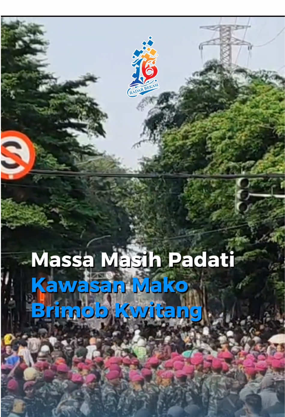 Massa masih memadati kawasan Mako Brimob, Kwitang, Jakarta Pusat, pada Jumat sore (29/8). Aksi unjuk rasa ini dipicu oleh meninggalnya Affan Kurniawan (21), seorang pengemudi ojek online yang ditabrak dan dilindas kendaraan taktis Barracuda Brimob di kawasan Pejompongan pada Kamis malam (28/8). Sebelumnya, massa sempat membubarkan diri sebelum pukul 12.00 WIB. Namun, tak lama kemudian, mereka kembali berkumpul dan hingga kini masih berada di lokasi. Baca selengkapnya di www.radarbekasi.id (link di bio) #radarbekasi #demo #brimob #kwitang #aksi #terkini #terbaru 