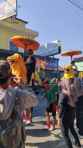 sisingaan sareng kuda renggong #kudarenggongsumedang  #kesenian  #singadepokkhasjawabarat  #acarahitanan  #hiburan 