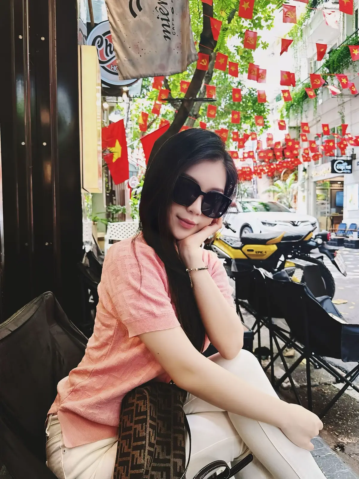Thi thoảng tôi hok mún đi làm nữa, nhưng rồi nhớ ra mình dễ thương chứ hổng có giàu 🫠