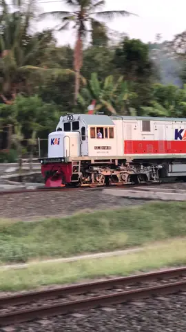 KA bengawan Melintassss 👋 #keretaapi #keretaapiindonesia #railfanstiktok #railfansindonesia #train 