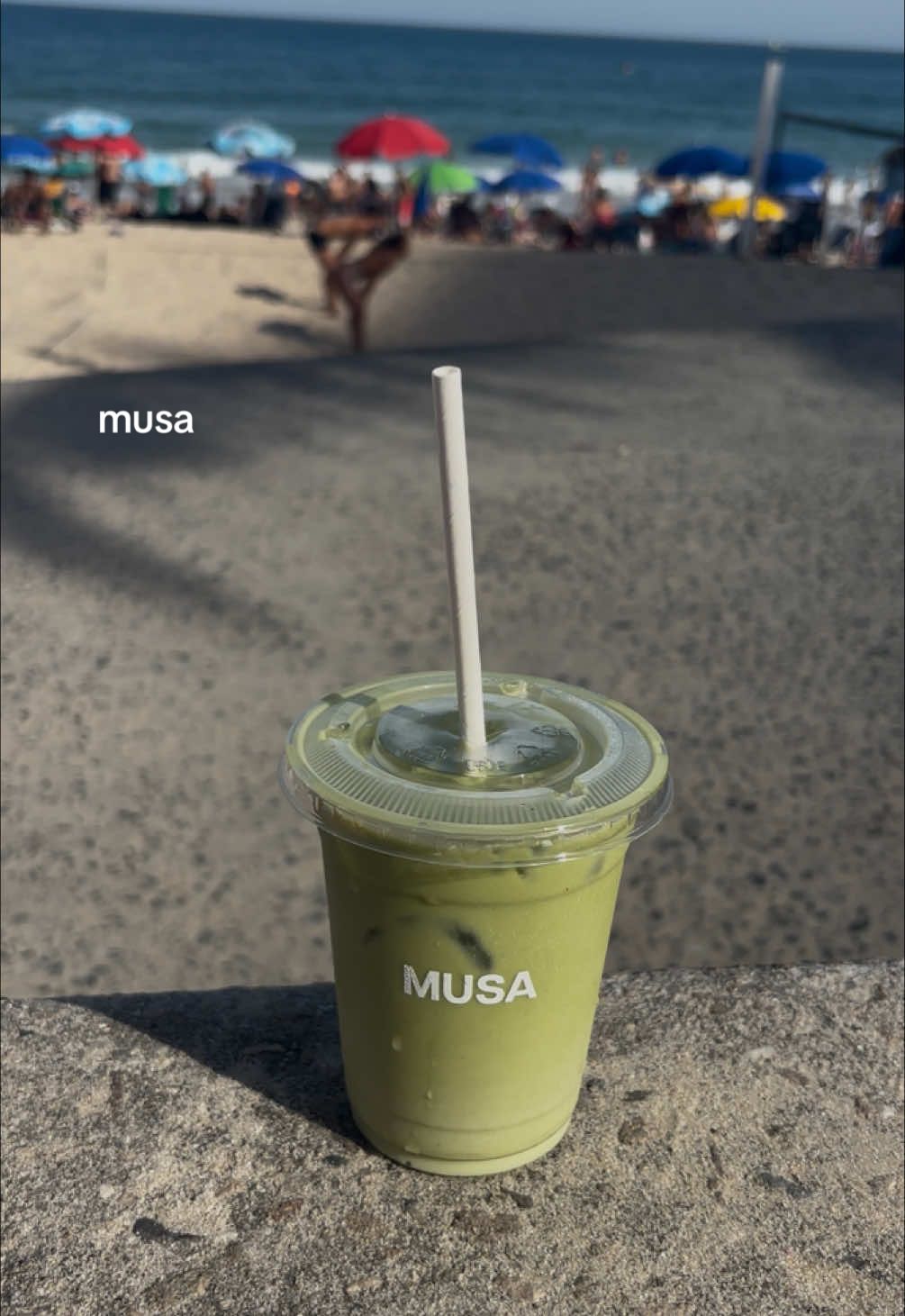 📍musa depois de semanas de frio, deu praia no final de semana no rio e resolvi conhecer o quiosque do musa em são conrado.  fui pela ciclovia tim maia e apesar de quase morrer pedalando 10km, valeu a pena pela vista linda! cheguei 13h mas estava uma fila gigaaante e só consegui ser atendida por volta de 13h40. Queria muito ter provado o brunch mas infelizmente só ia até 13:30.  como não tinha brunch, fui de poke mesmo que tava MUITO bom! E claro, os matchazinhos: super smoothie green matcha e um matcha latte gelado da @Namu Matcha e leite @Naveia. se tiver numa vibe mais praiana, vai pro musa!!  #matcha #matchatok #matchalatte #matchalover #dailymatcha 